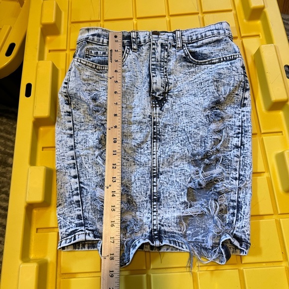 EUC FASHION NOVA DESTROYED DENIM JEAN ACUD WASHED MEDIUM‎ SKIRT - Picture 5 of 5